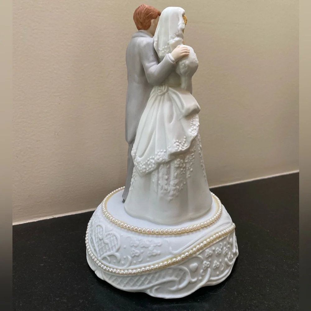 EHW Wedding Cake Bride & Groom Topper/Music Box 